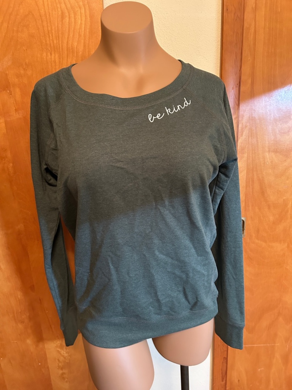 Women’s Crewneck Be kind Sweatshirt